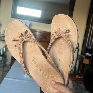 Vionic Women Bella II Toe Post Sandal Gold Cork 8US/39EUR  44BELLAII/TVW1115-2